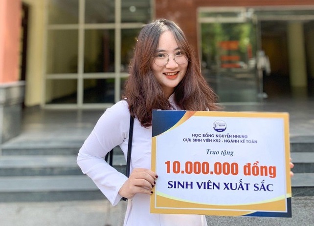 ‘Choáng’ với bảng điểm toàn A của nữ sinh ngành Quản trị kinh doanh